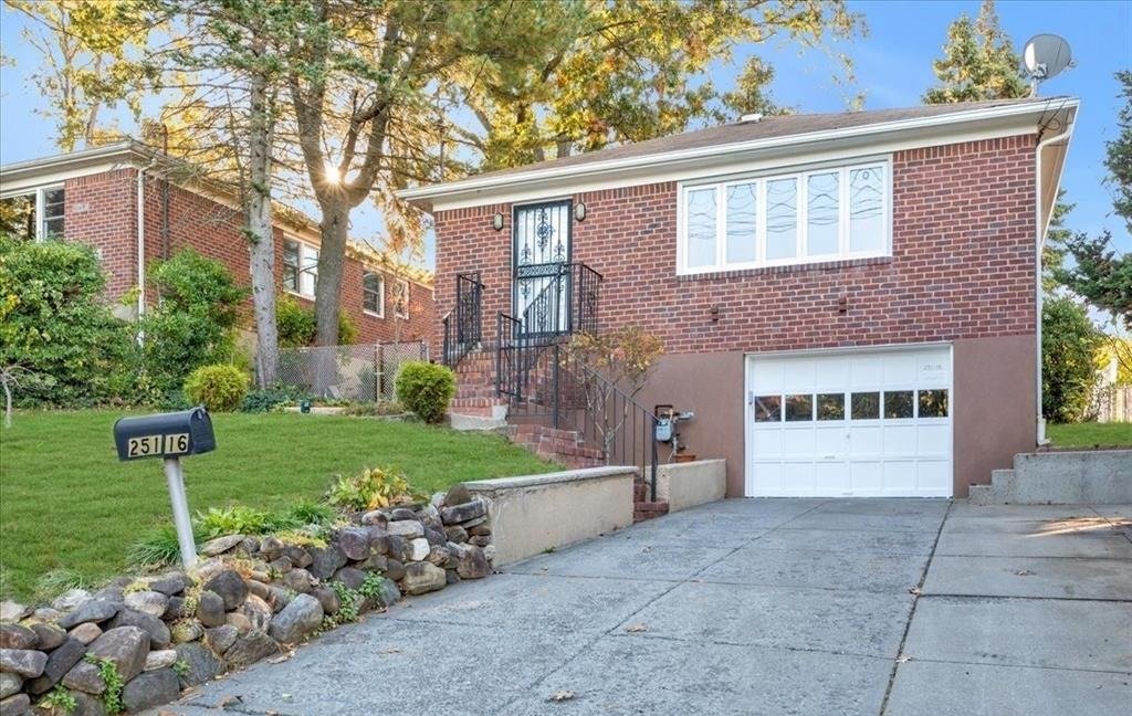 little neck House: 25116 Gaskell Road