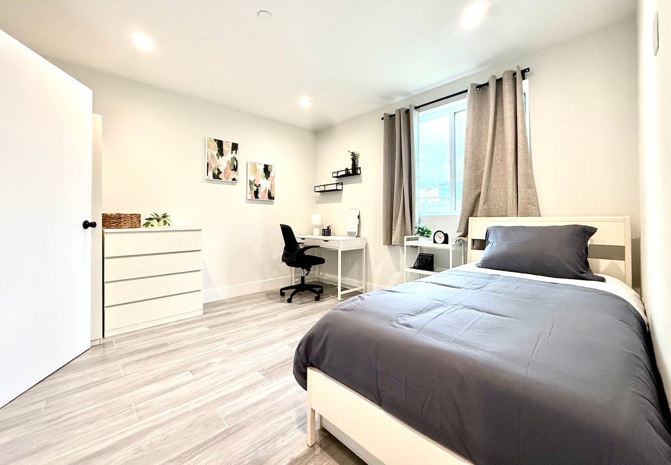 Los Angeles Apartment: 1597 W 37th St