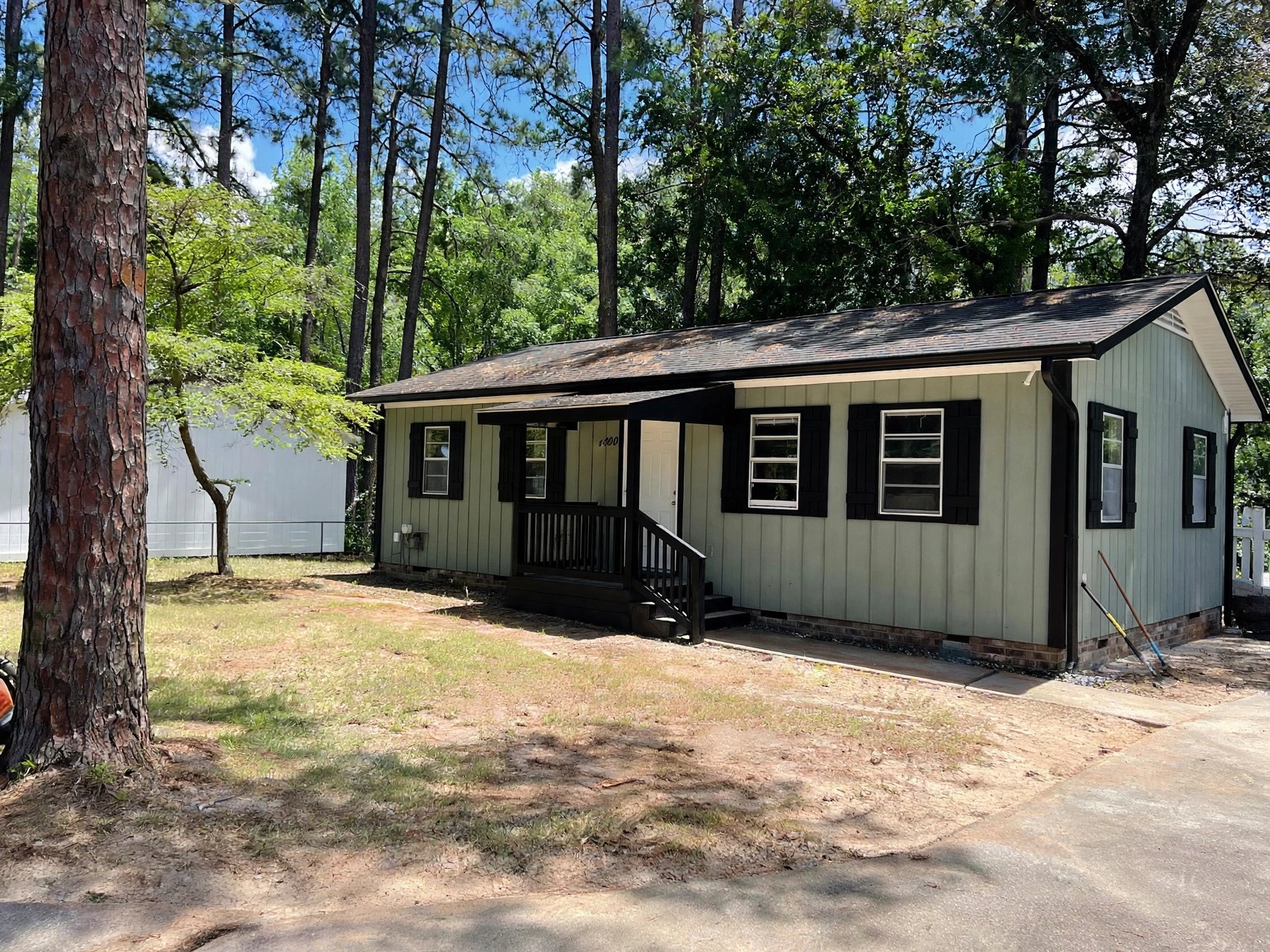 Dillon House: 303 Gator Lake Ct