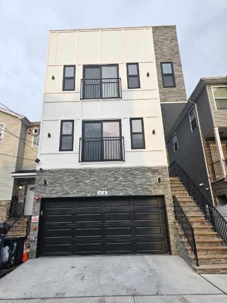 Newark Multiplex: 414 S 10th Street