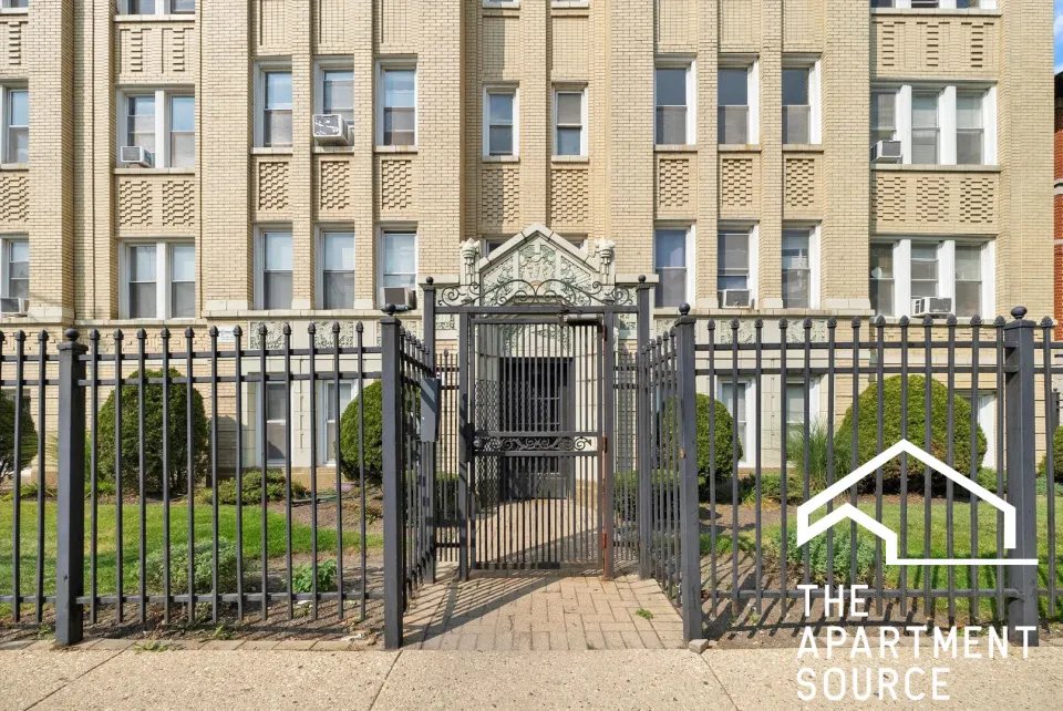 Chicago Apartment: 2600 North Kimball Avenue #403 Chicago, IL 60647