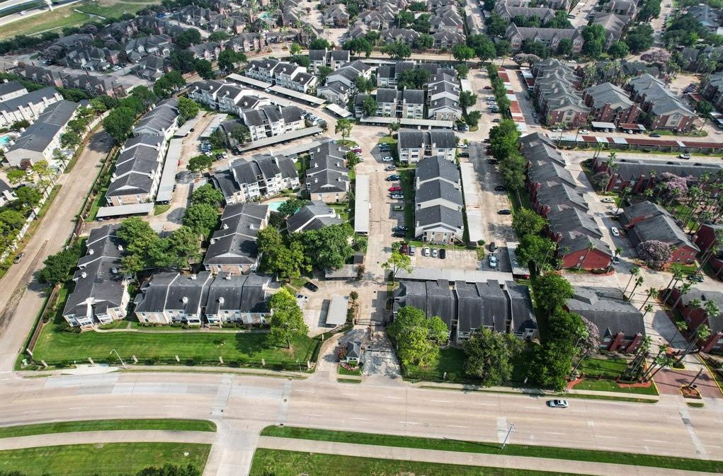Houston Condo: 2750 Holly Hall Street