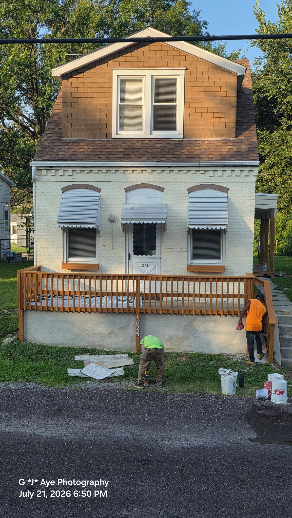 Belleville House: 1825 Bunsen Ave