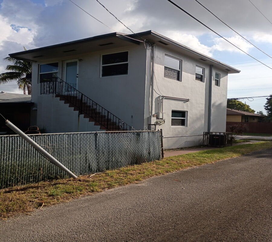 Hallandale Apartment: 301 NE 4th St