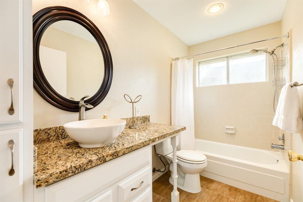 Houston House: 10506 Green Valley Ln