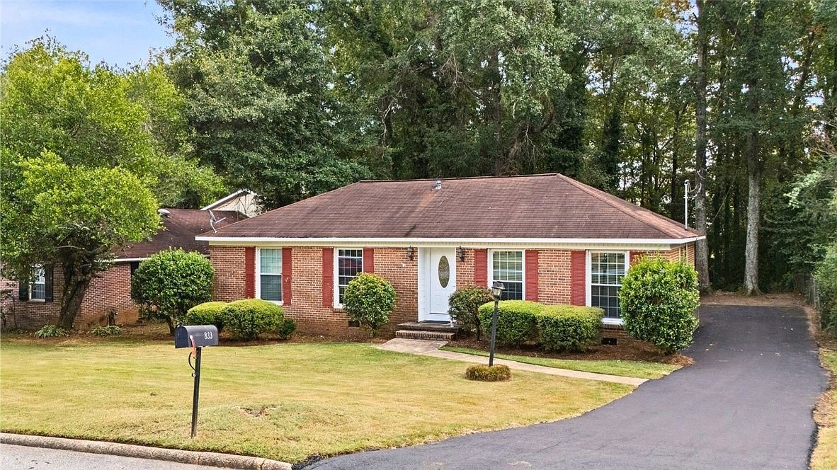Auburn House: 833 Cahaba Dr