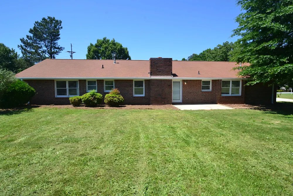 Loganville House: 341 Willowwind Dr