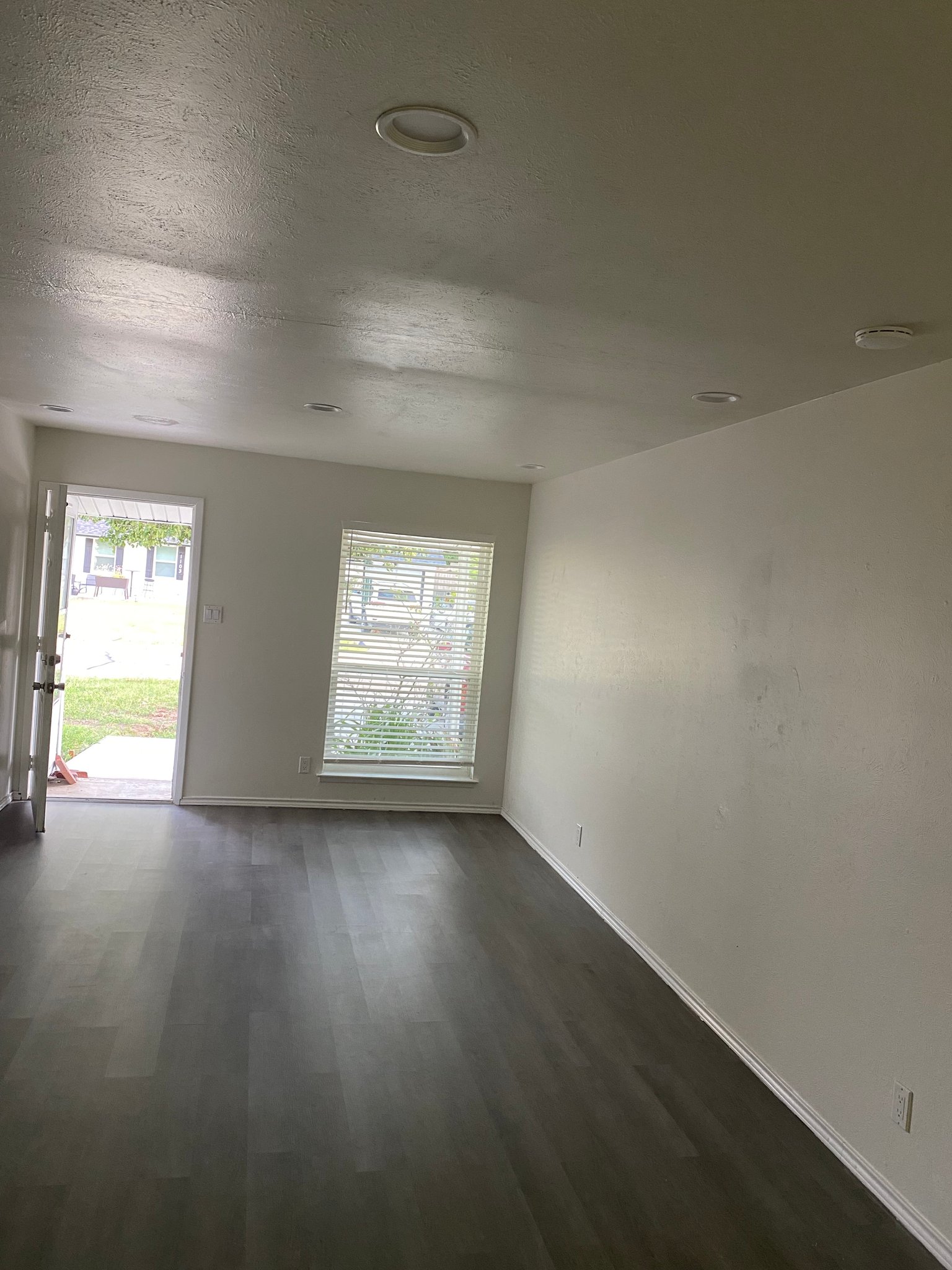EULESS House: 1104 GLENN DR