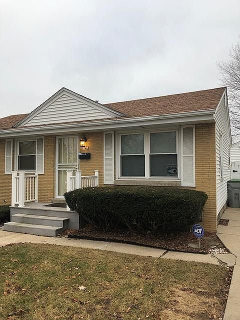 Milwaukee House: 5746 N 72nd St