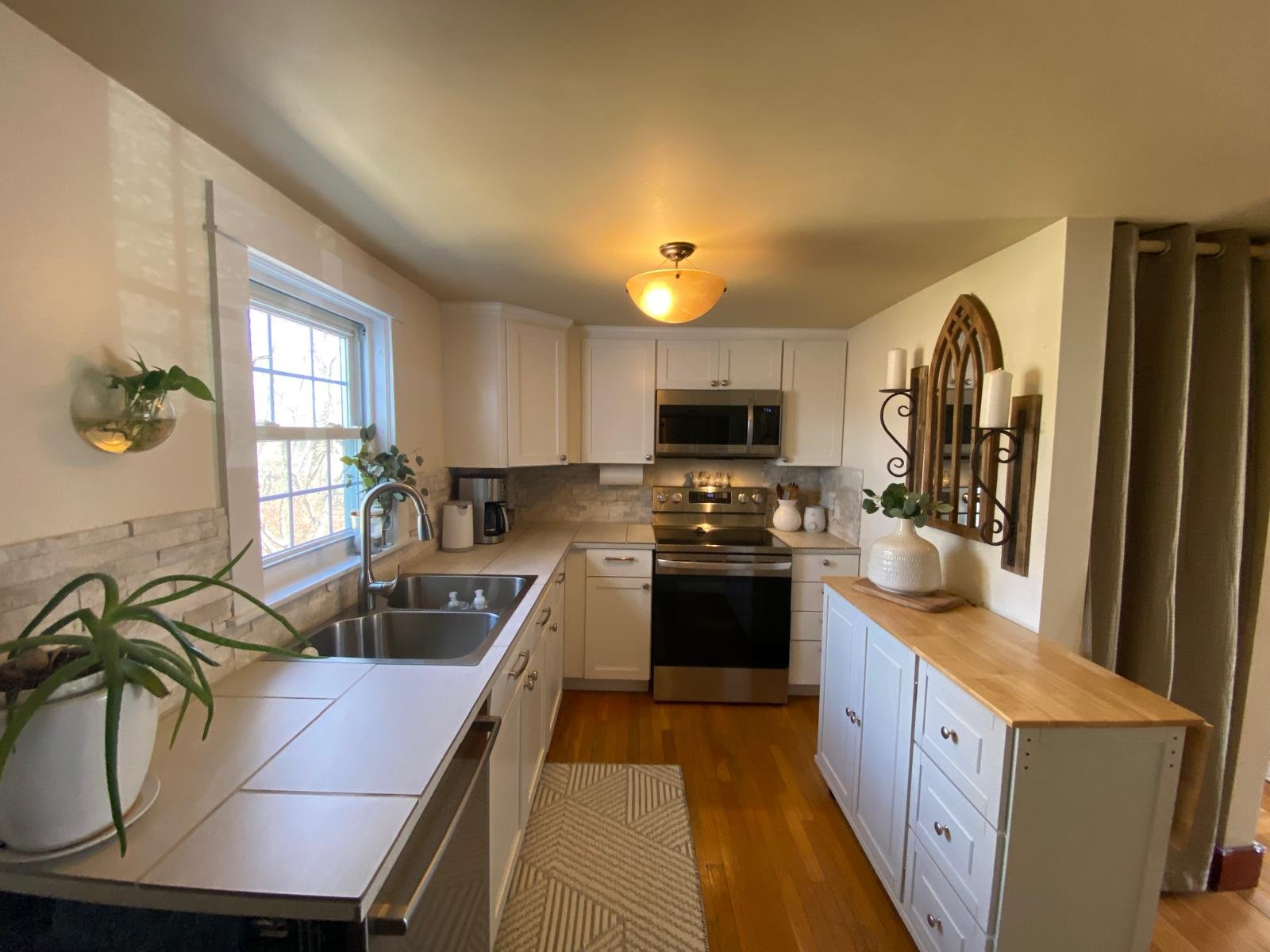 Portsmouth Apartment: 623 Middle Rd