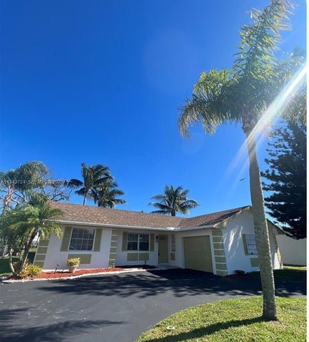 Boca Raton House: 19420 CAROLINA CIRCLE