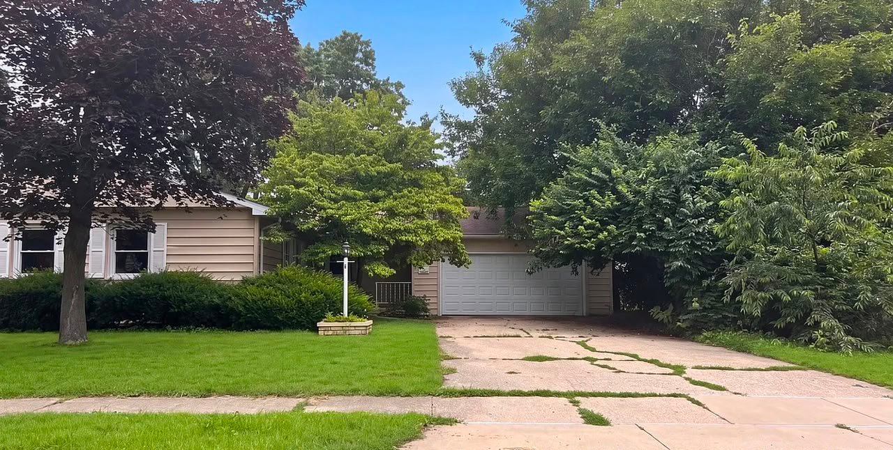 Champaign House: 911 Hollycrest Dr