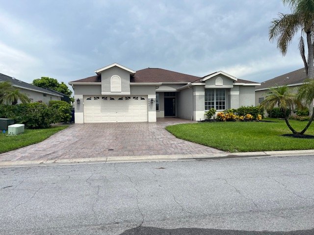 Bradenton House: 5041 47th St W