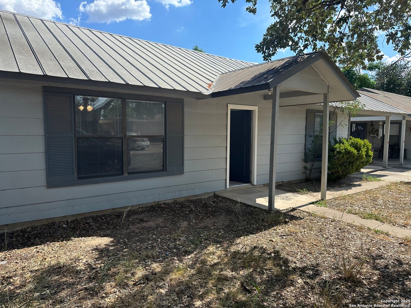 Pleasanton House: 401 W Adams
