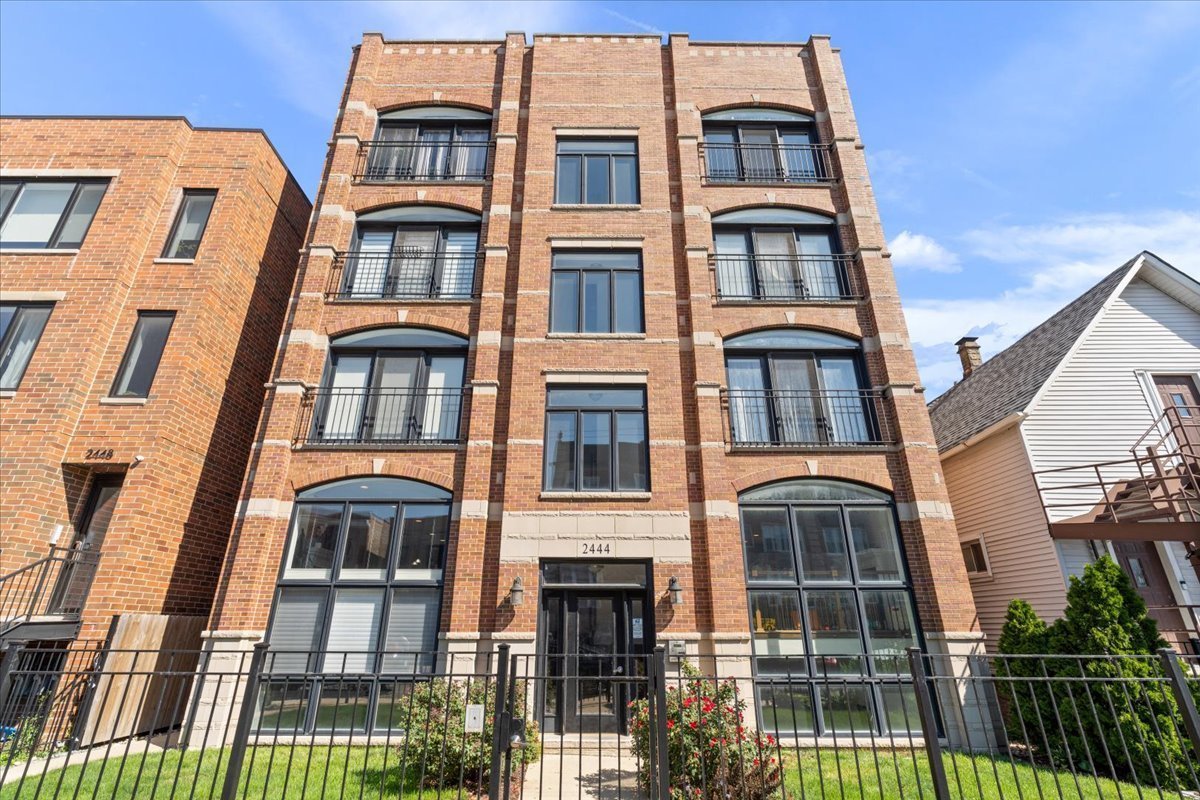 Chicago Condo: 2444 W Diversey Ave
