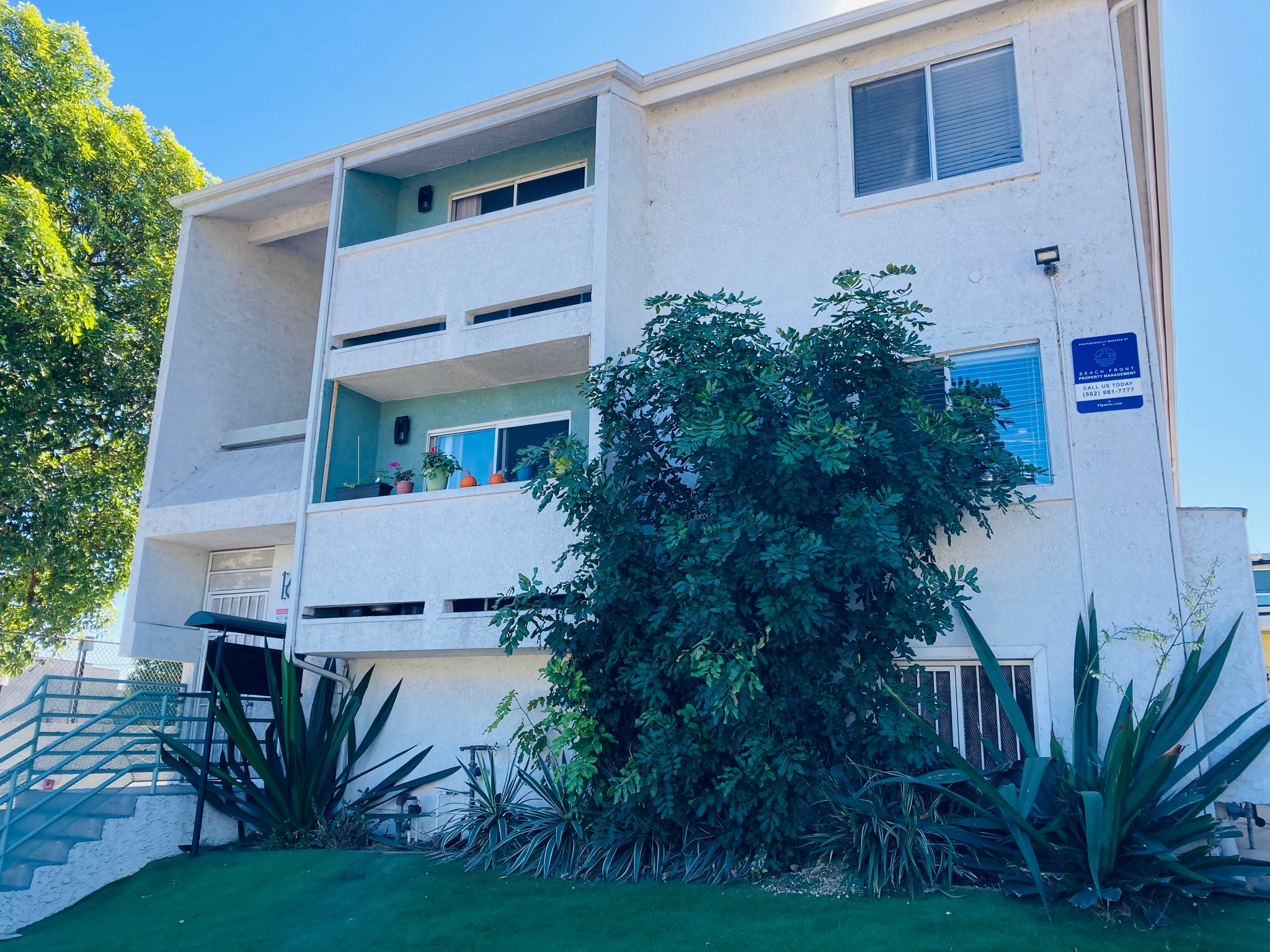 Los Angeles Apartment: 1626 Palo Alto St