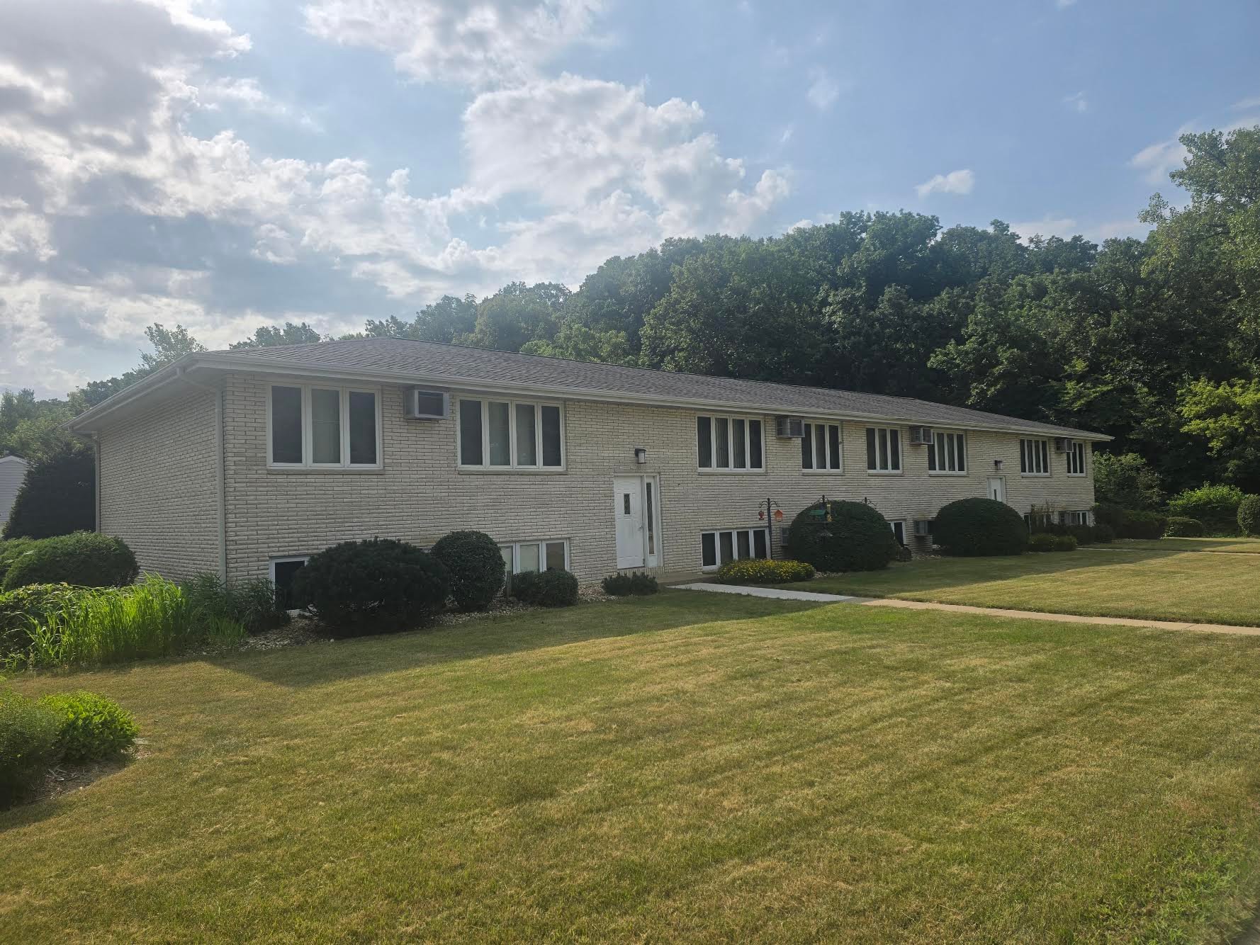 Dubuque Apartment: 3090 N Grandview Ave