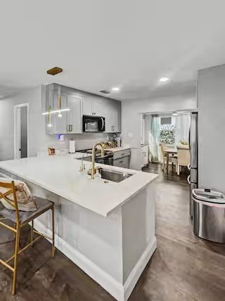 Tampa House: 1204 E Lambright St
