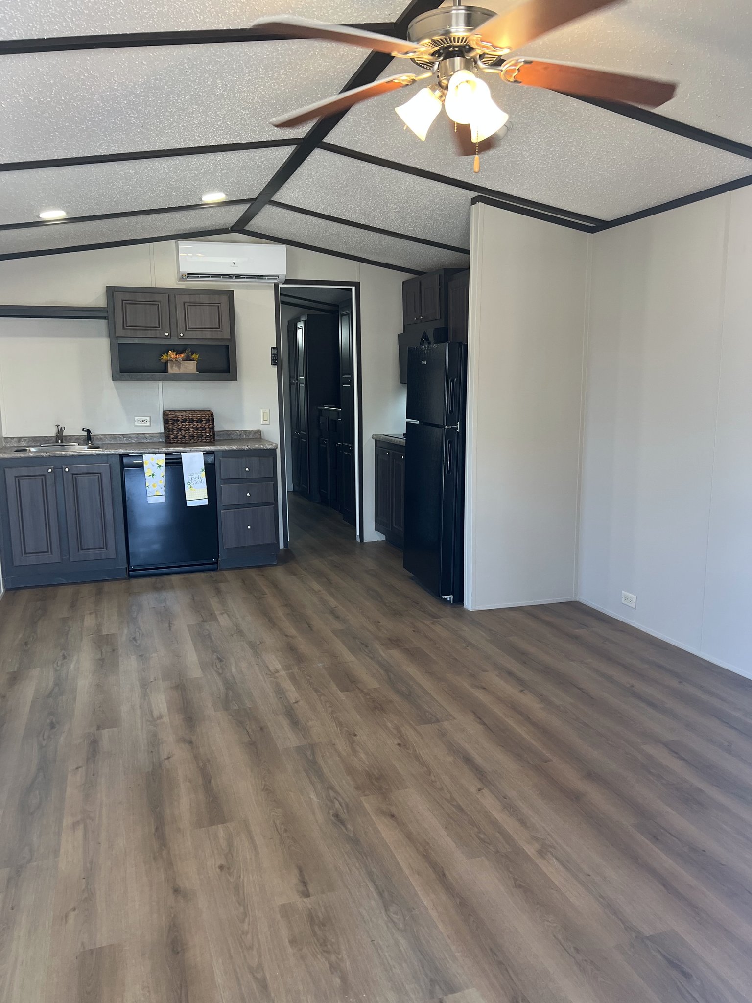 Irving Townhome: 5216 Guthrie St