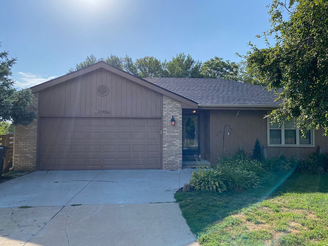 Omaha House: 1880 N 153rd Plz
