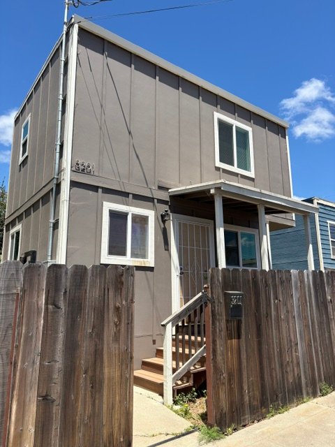 Oakland House: 3201 Star Ave