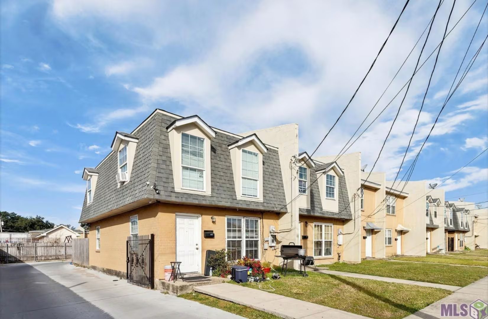 New Orleans Townhome: 2464 Mexico St