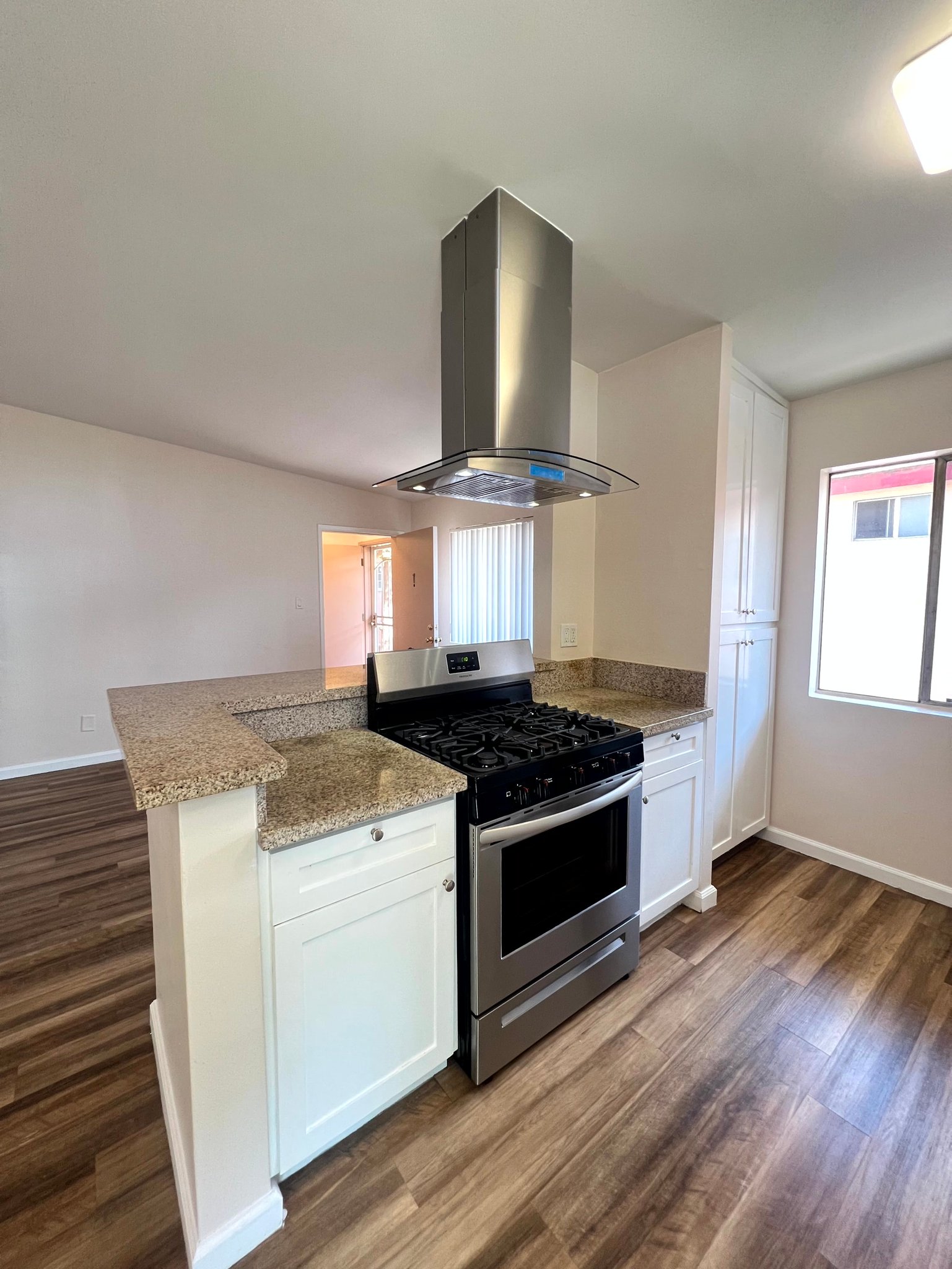 Los Angeles Apartment: 3704 Midvale