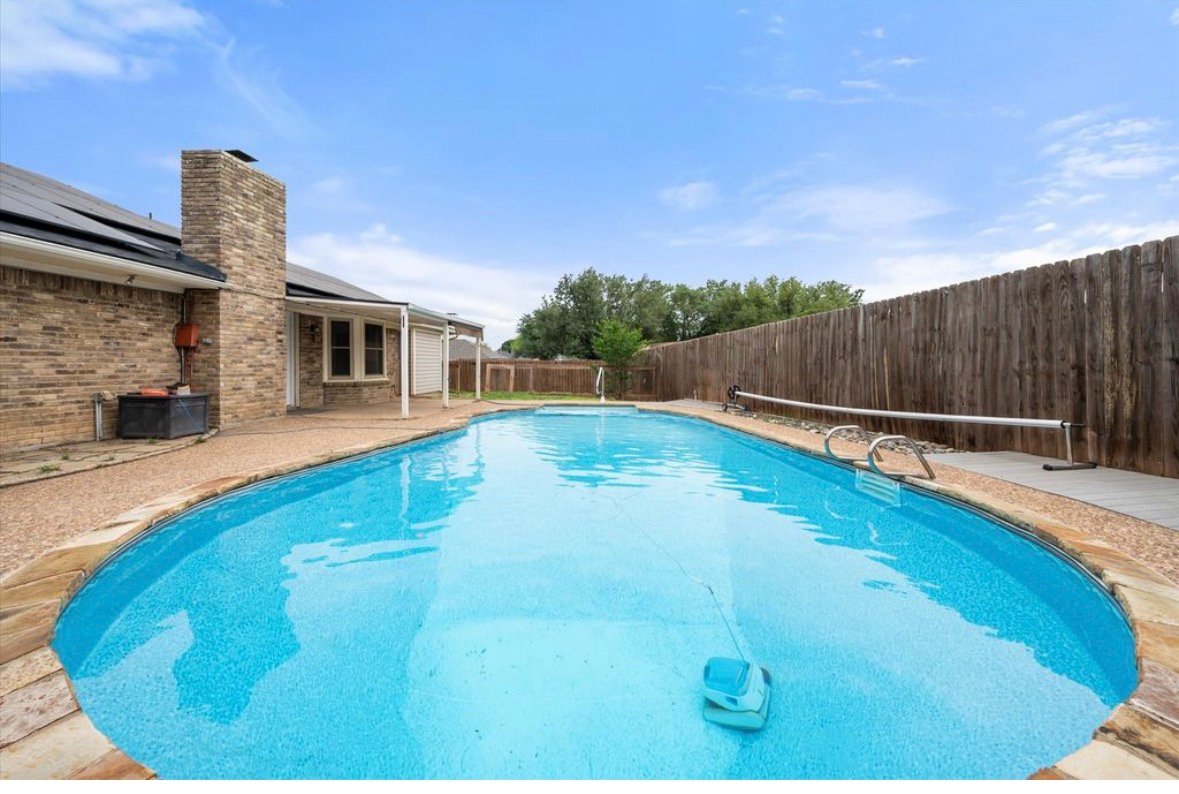 Benbrook House: 213 Meadowhill Dr