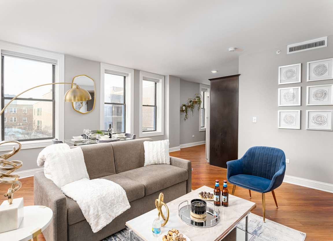 Chicago Apartment: 5010 N Sheridan Avenue