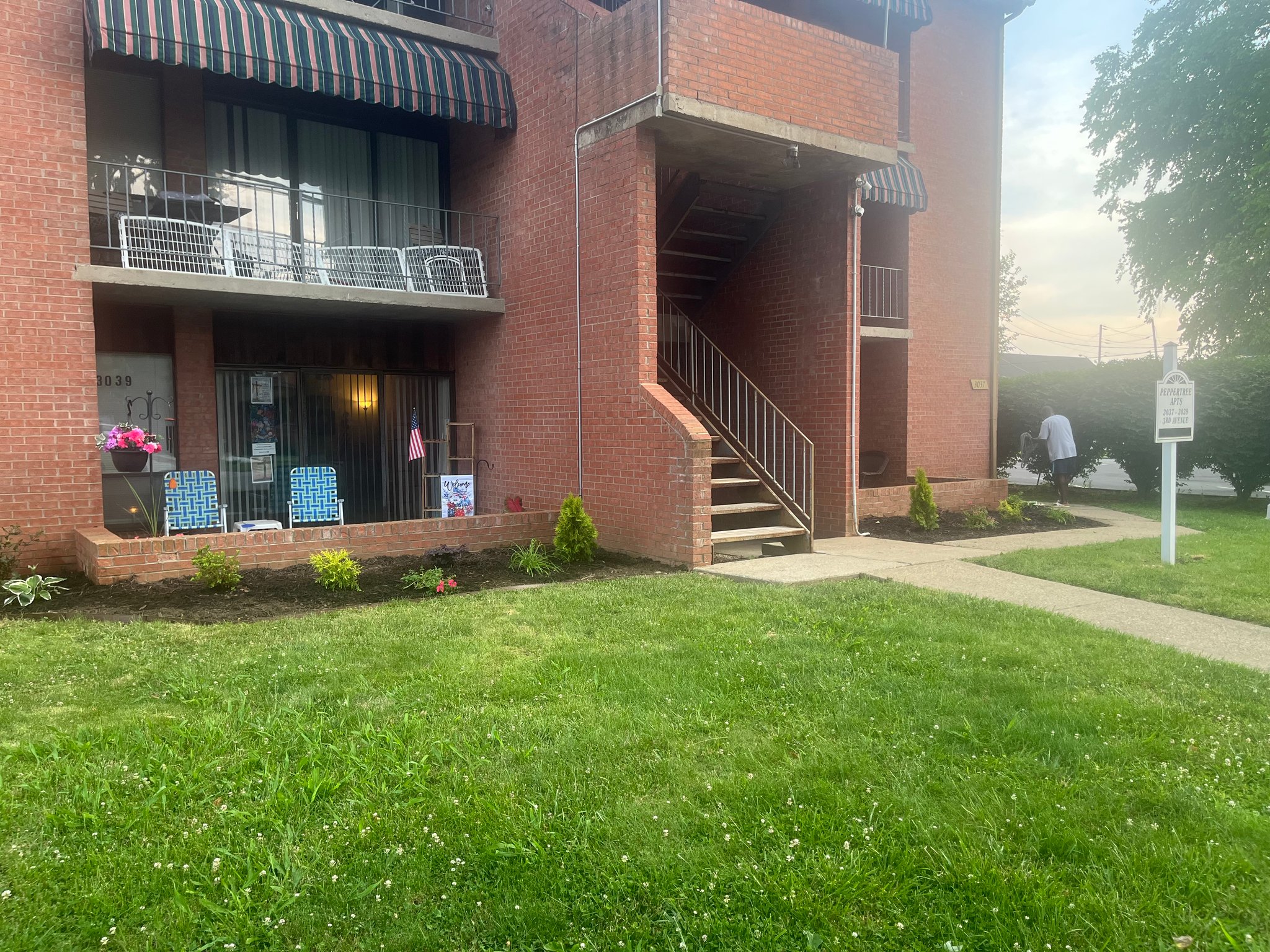 Huntington Apartment: 3037 3rd Ave