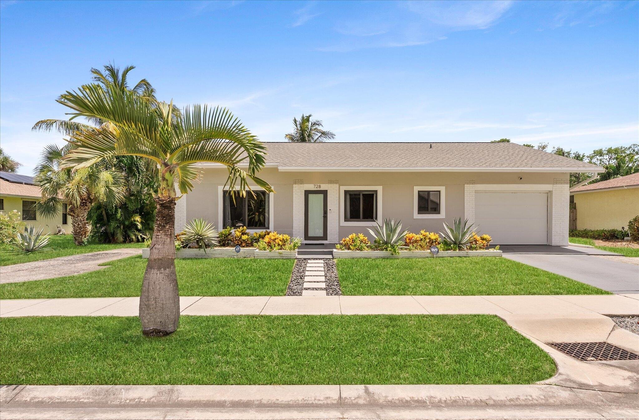 Boynton Beach House: 728 NE 9TH Avenue