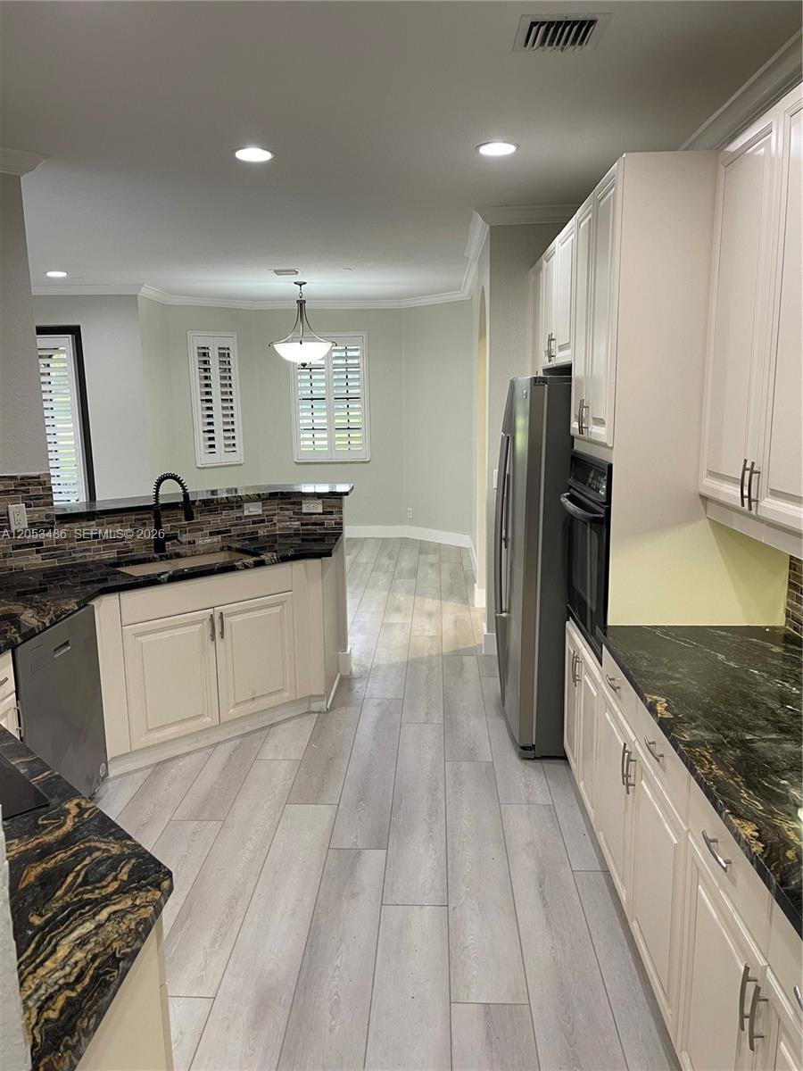 Weston Condo: 2727 Center Ct Drive 11