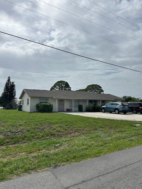 Englewood House: 1390 Drury Lane