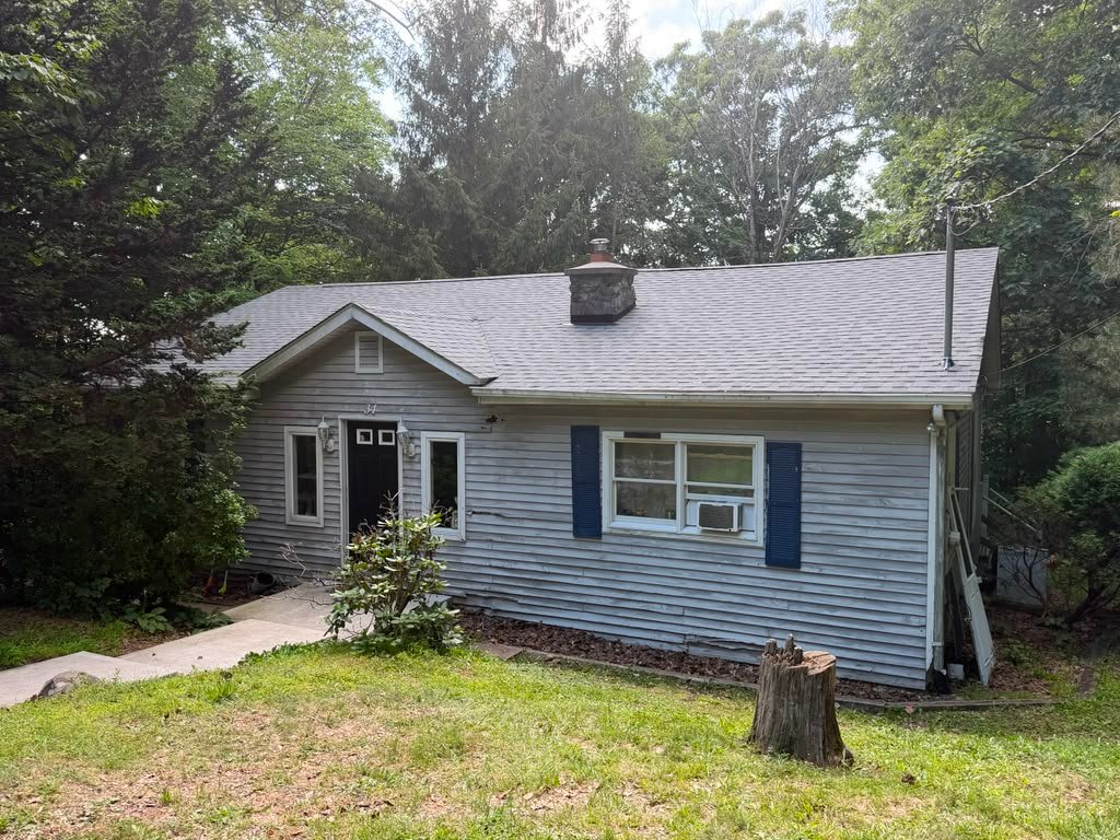 Monroe House: 34 Crestwood Trl