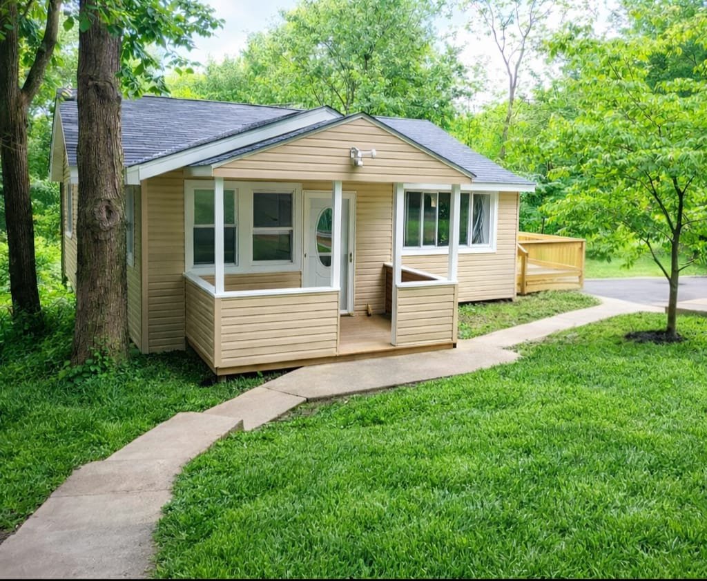 Monroe House: 2 Crestwood Trl