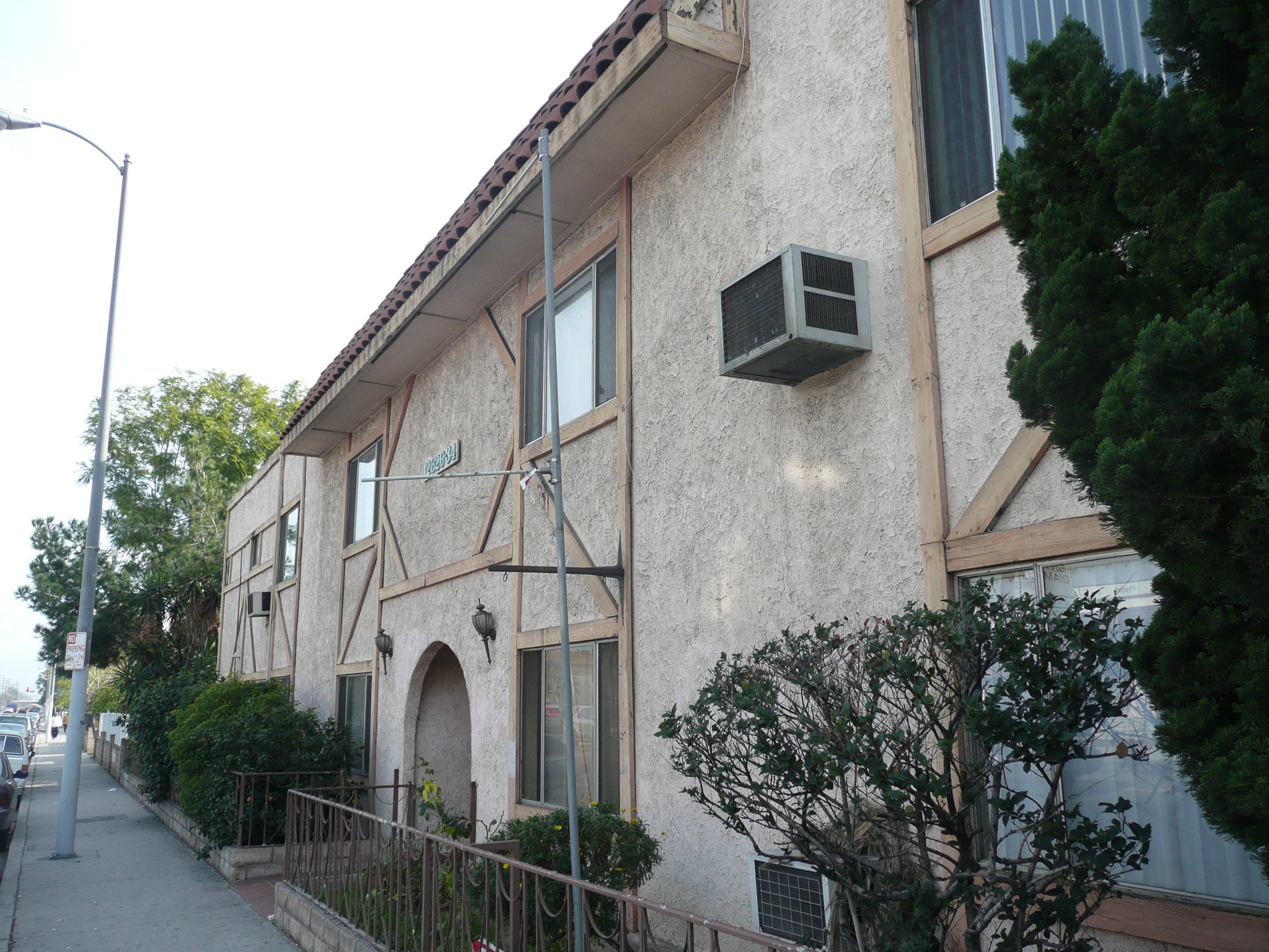North Hollywood Apartment: 12826 Vanowen Street