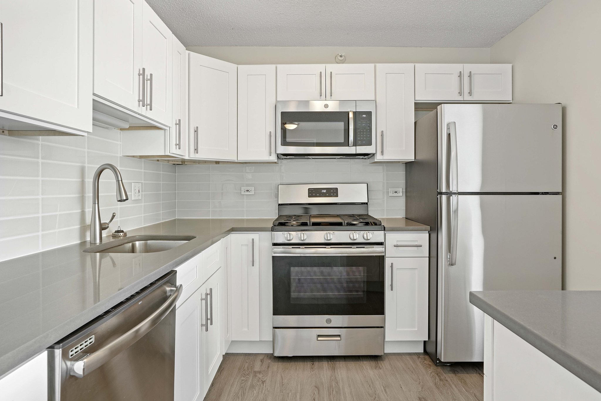 Chicago Condo: 8 W Grand Ave