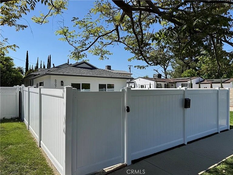 Winnetka Apartment: 6907 Laramie Ave