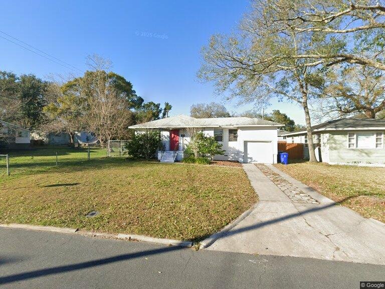 Lakeland House: 812 Chatfield St