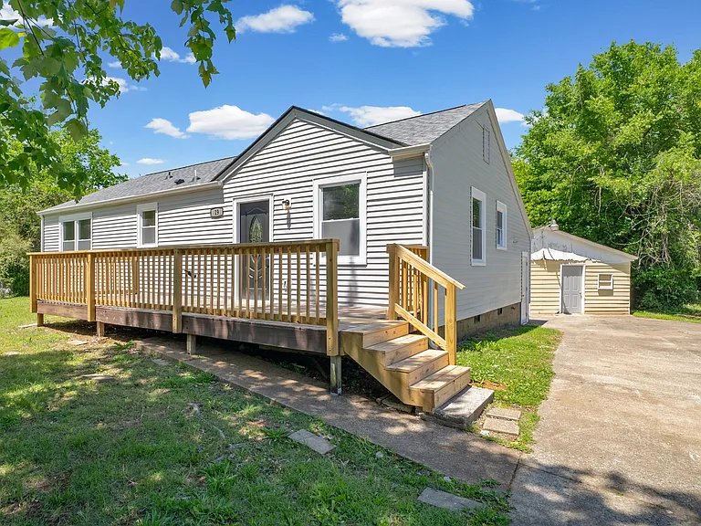 Clarksville House: 19 Chestnut Dr