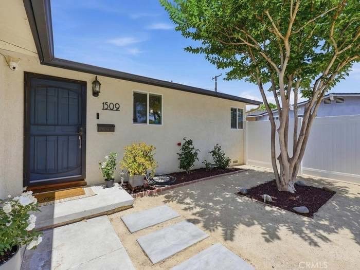 Santa Ana House: 1509 W Santa Clara Ave