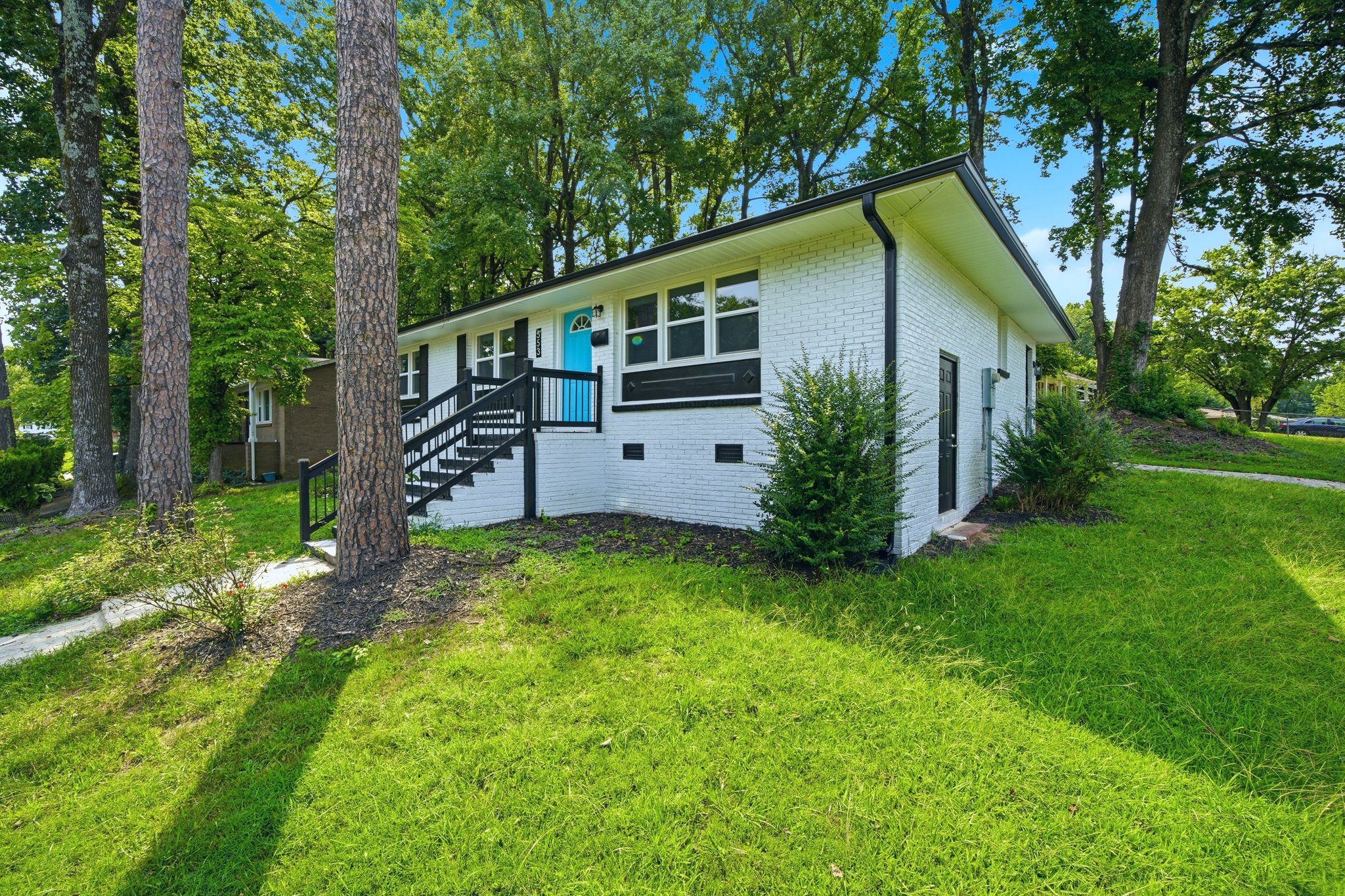 Charlotte House: 553 Derrydowne dr