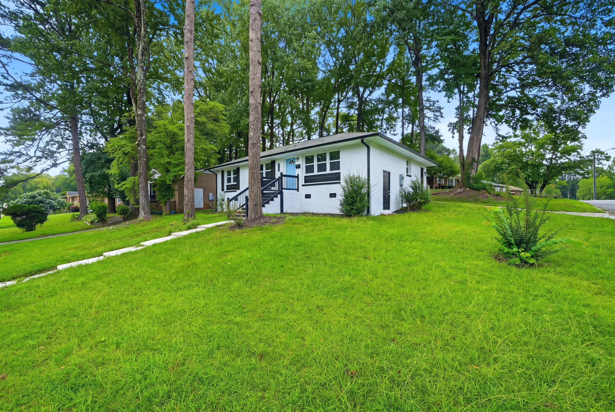 Charlotte House: 553 Derrydowne dr