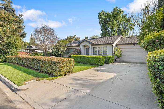 Visalia House: 1703 W Kaweah Ave