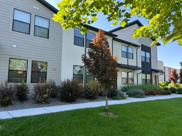 Providence Townhome: 220 Spring Creek Pkwy.