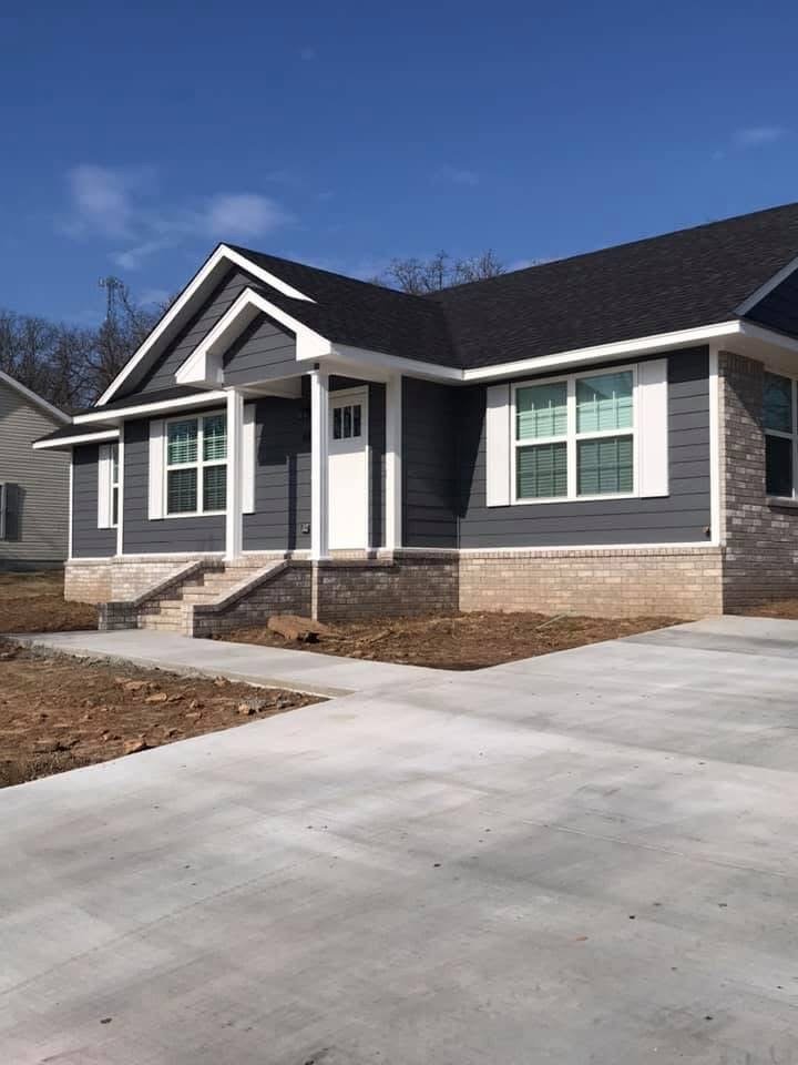 Sallisaw House: 611 W Eppler Rd