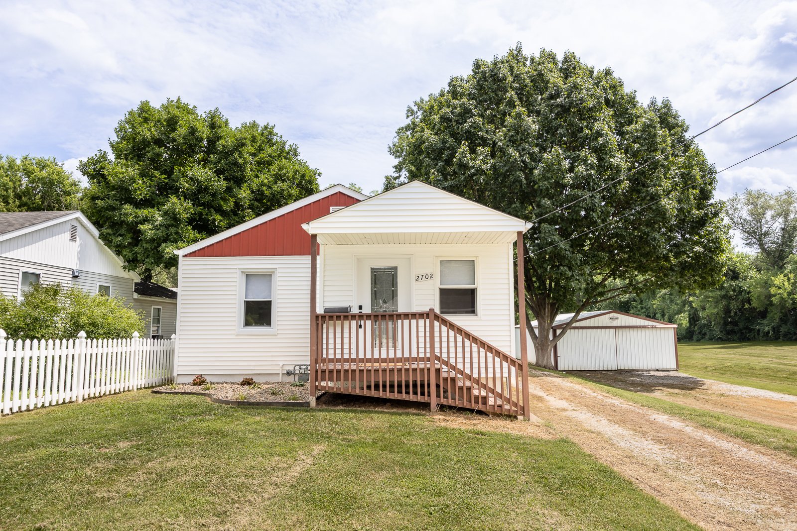 Belleville House: 2702 E Main St