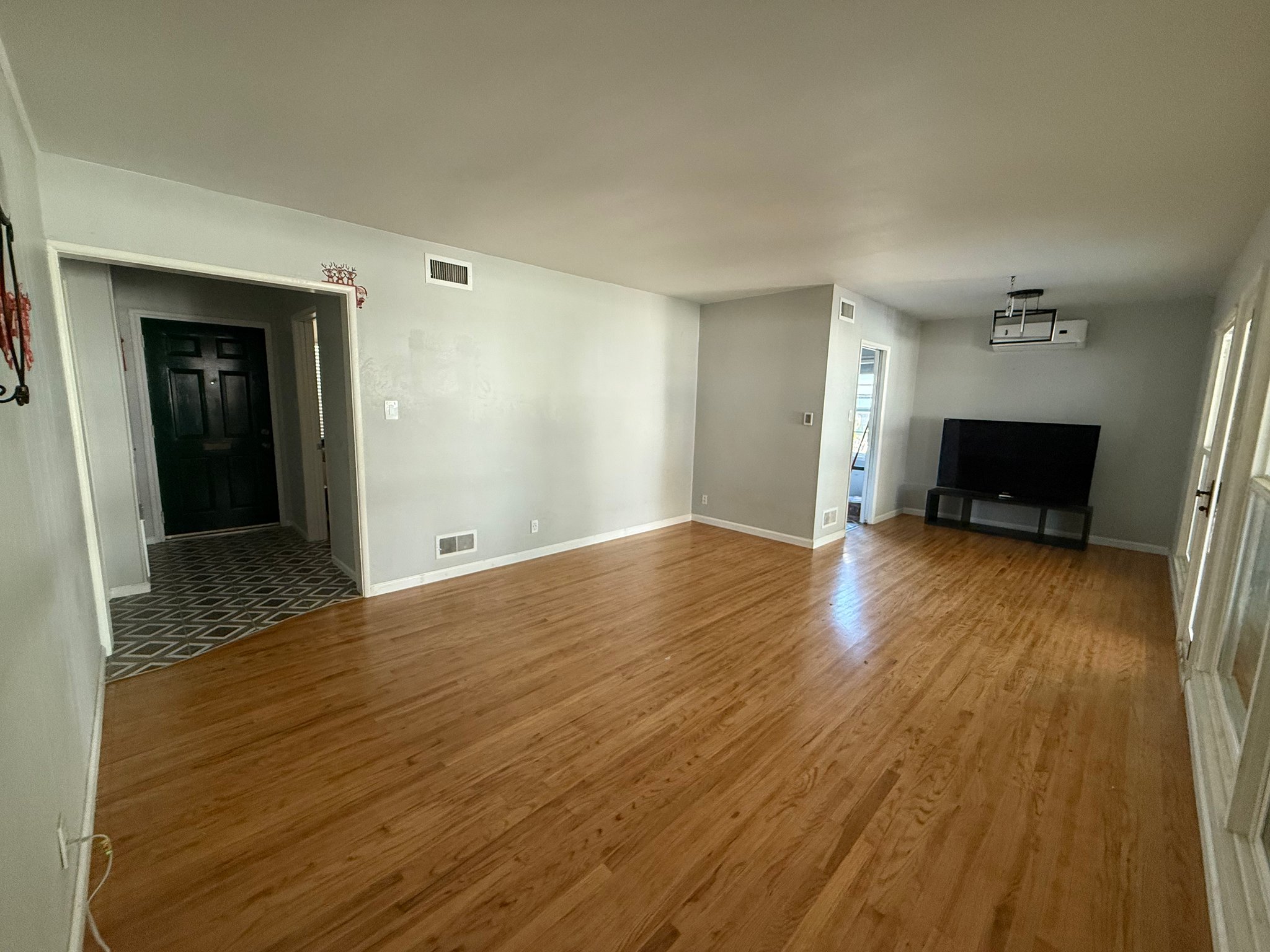 Reseda House: 8056 Darby Pl