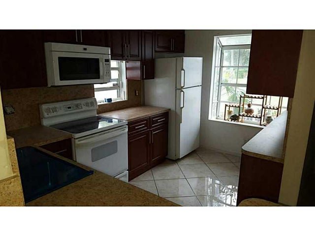West Palm Beach Townhome: 4674 Lakeside Circle