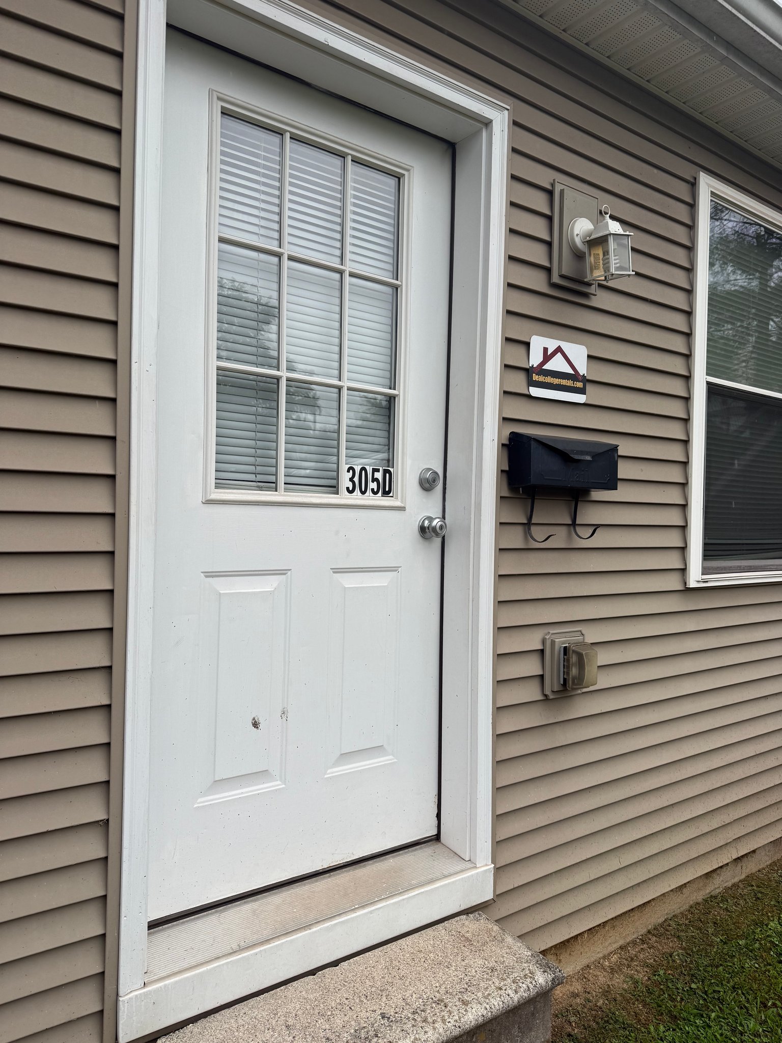 Bloomsburg House: 305 E 1st St